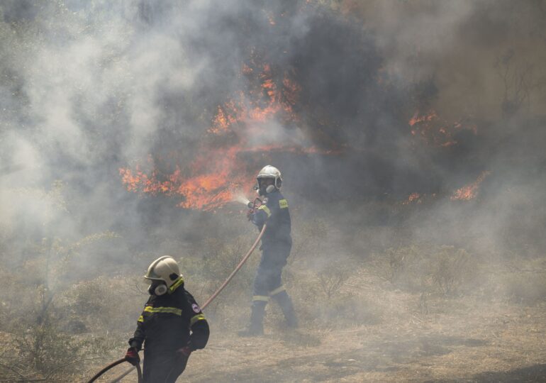 Valul de caniculă persistă în Grecia. Unde mai sunt incendii majore