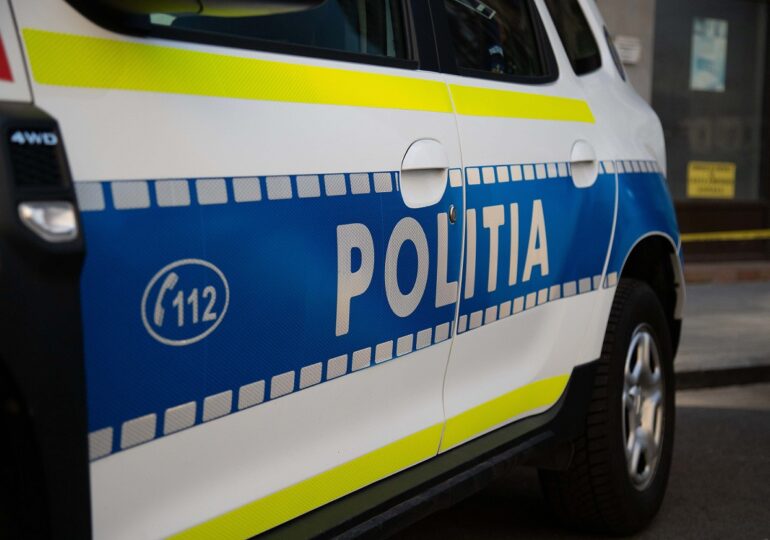 Un tânăr beat a furat o mașină de Poliție parcată chiar la sediu şi a oprit șoferi în trafic