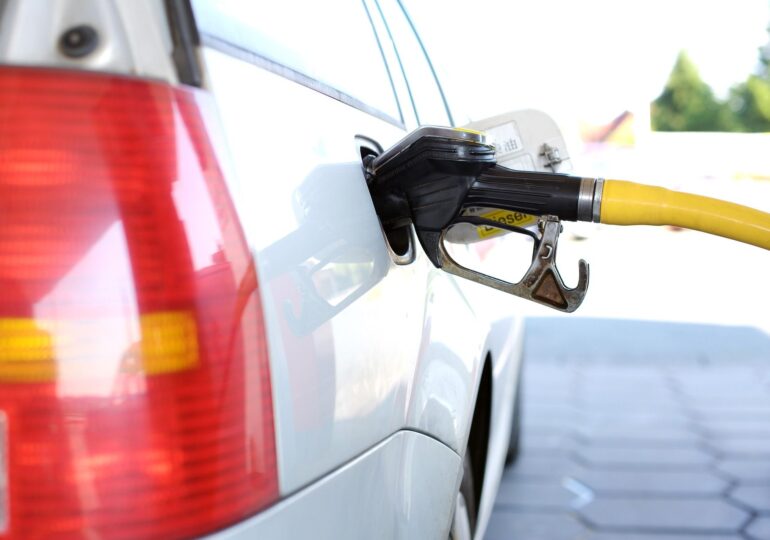 Guvernul a prelungit compensarea cu 50 de bani a prețului la carburanți