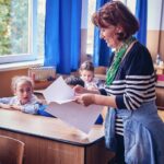 96% dintre profesori și-ar dori să fie consultați când se iau decizii în Educație. A apărut prima platformă online de consultare a profesorilor, elevilor și părinților