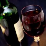 O fostă regină a frumuseţii şi un complice român au furat vin de … 1,7 milioane de euro