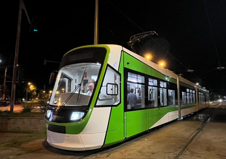 Primul tramvai nou de la Arad a fost scos în cursă de probă prin București (Foto)