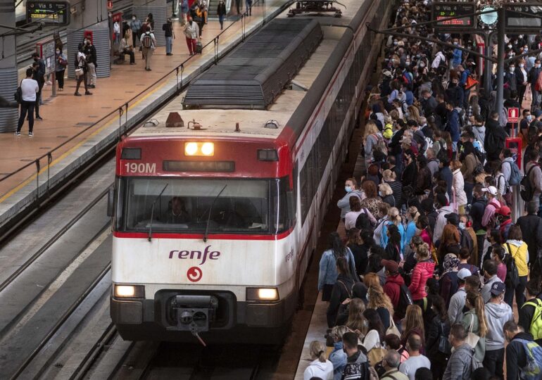 Spania oferă abonamente de tren gratuite pentru navetiști, la noi CFR a scumpit biletele