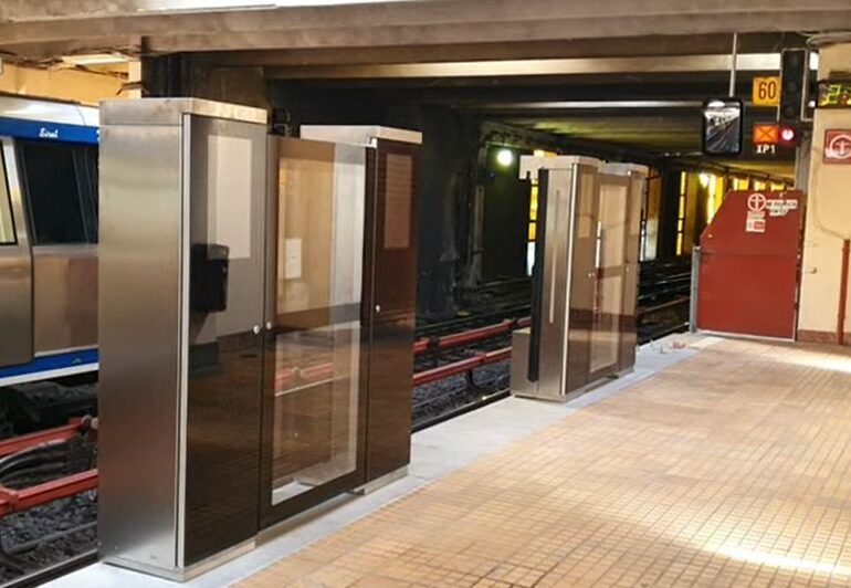 S-au instalat primele sisteme de protecție anti-suicid la metrou (Video)