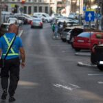 Nervi și confuzie în prima zi cu reguli de parcare, în București: Au luat amenzi șoferi care au plătit taxa, dar au scăpat cei cu mașini urcate pe trotuar – Fotoreportaj