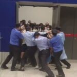 Poliția din Shanghai a vrut să carantineze un magazin Ikea cu sute de clienți în el. Oamenii panicați s-au îmbulzit să iasă (Video)