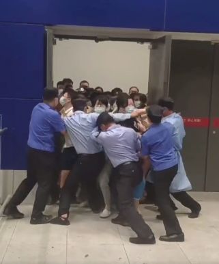 Poliția din Shanghai a vrut să carantineze un magazin Ikea cu sute de clienți în el. Oamenii panicați s-au îmbulzit să iasă (Video)