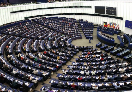 Un eurodeputat a apelat la medici, după ce a fost cazat la un hotel murdar din Strasbourg
