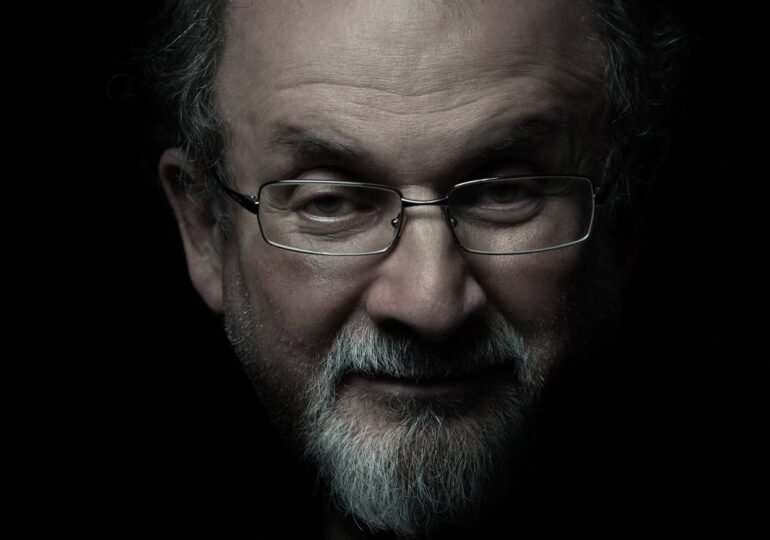 Scriitorul Salman Rushdie e conectat la un ventilator, după ce a fost înjunghiat: "Veştile nu sunt bune!"