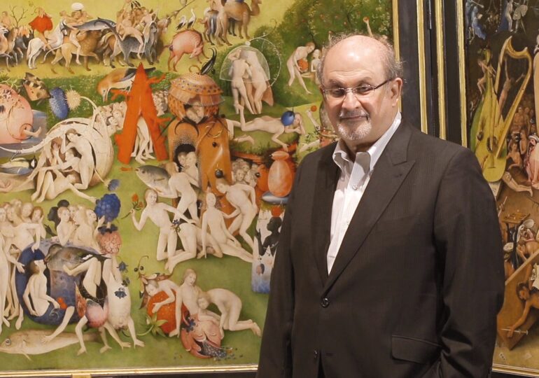 Scriitorul Salman Rushdie a fost înjunghiat pe scenă, la New York. Primele informații despre starea de sănătate (Video)