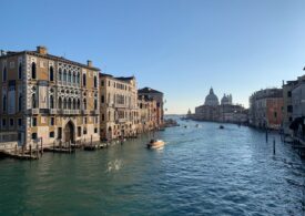 Modul inedit în care primarul Veneției i-a prins pe „imbecilii” care au făcut surf pe Canal Grande (Video)