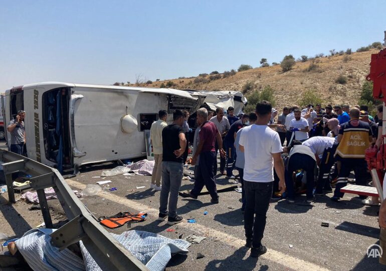 Tragedie în Turcia: Salvatorii și jurnaliștii ajunși la un alt accident, spulberați de un autocar