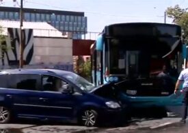 Mai mulți pasageri au fost răniți după ce o mașină a lovit în plin un autobuz, în București (Video)