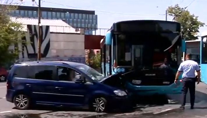 Mai mulți pasageri au fost răniți după ce o mașină a lovit în plin un autobuz, în București (Video)