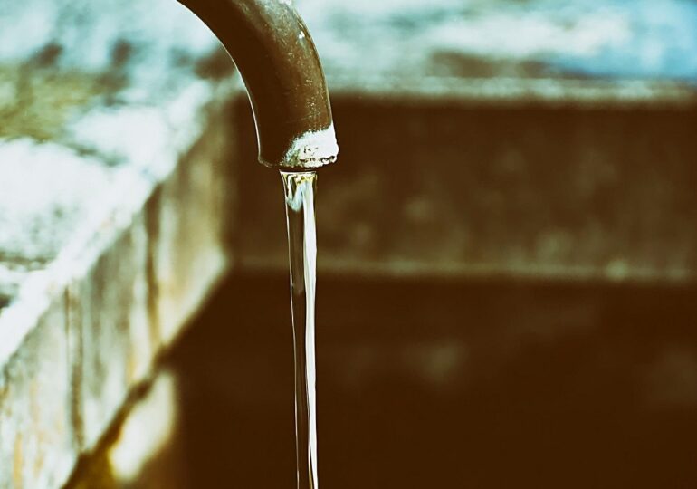 Autorităţile din Braşov recunosc că apa nu este potabilă în unele localități, dar nu vor să spună unde