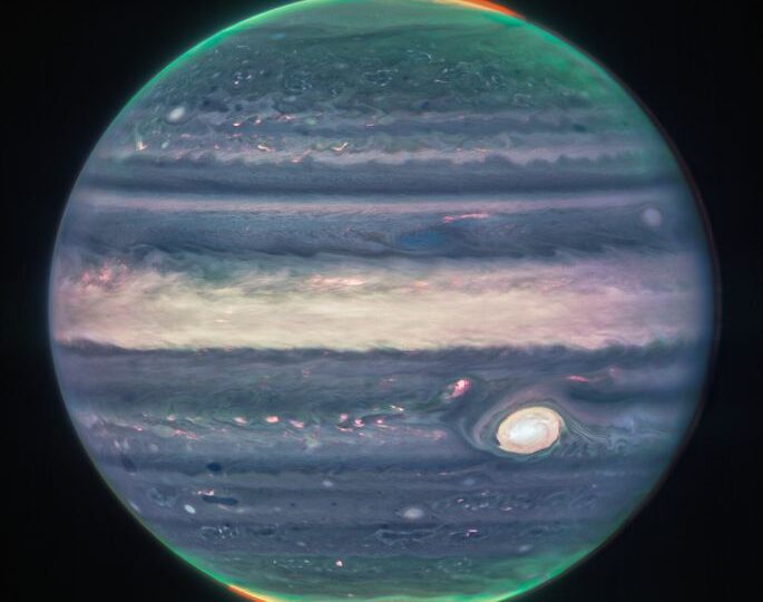 Telescopul Spațial James Webb a surprins aurore spectaculoase pe Jupiter