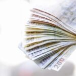 Guvernul s-a răzgândit: Nu mai majorează cu 50% salariile unor bugetari, ci oferă o creștere pentru toți salariații de la stat