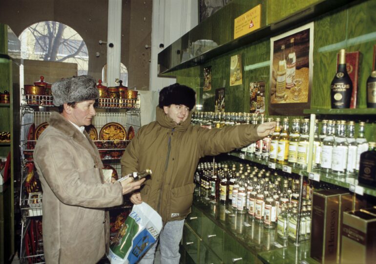 Înapoi în URSS. Rusia reinventează magazinele Beriozka, pentru a face rost de valută