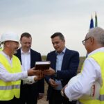 Grindeanu a primit o biblie inscripționată cu numele și funcția, de la Mitropolitul Moldovei (Foto)