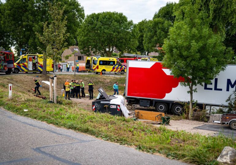 Un camion a intrat în oamenii care participau la o petrecere, în Olanda. 6 morți și mai mulți răniți (Foto & Video)