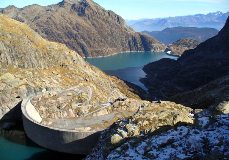 Elveţia a construit o centrală hidroelectrică subterană care poate încărca 400.000 de baterii de maşini simultan (Video)
