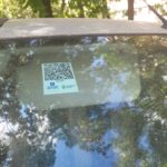 Ciucu impune şoferilor care parchează pe locurile de reședință să aibă cod QR pe parbriz: Ce păţeşti dacă nu faci asta şi cât au costat ecusoanele