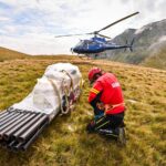 Pregătiri pentru marcarea traseelor din Munții Făgăraș: 6 tone de materiale, transportate cu un elicopter (Galerie foto)