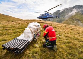 Pregătiri pentru marcarea traseelor din Munții Făgăraș: 6 tone de materiale, transportate cu un elicopter (Galerie foto)
