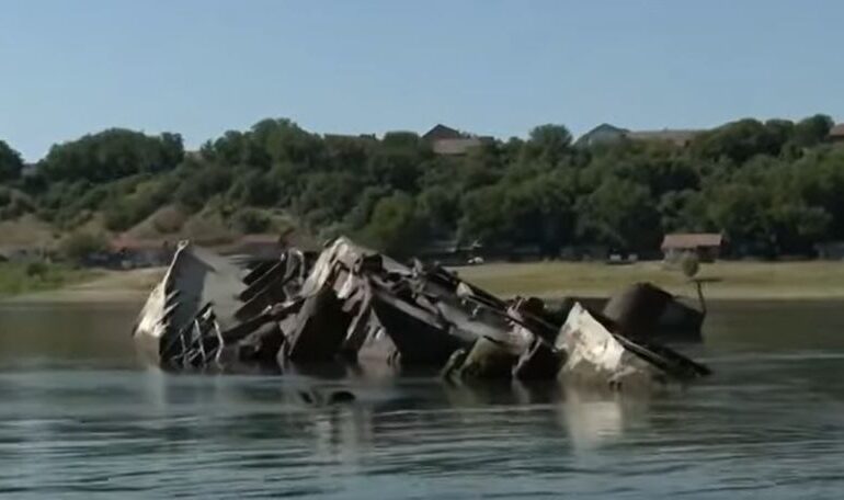 Zeci de nave scufundate în război, pline cu explozibili, sunt scoase la iveală de nivelul scăzut al Dunării (Video)