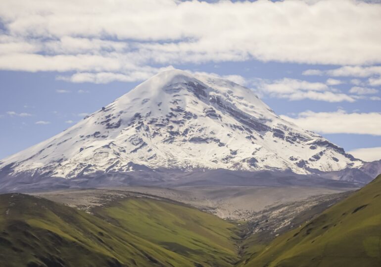 Ecuador: Trei alpinişti au murit şi 12 au fost răniţi în timp ce escaladau un vulcan