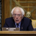 Bernie Sanders e iar viral, după ce a fost fotografiat epuizat pe treptele Capitoliului (Foto)