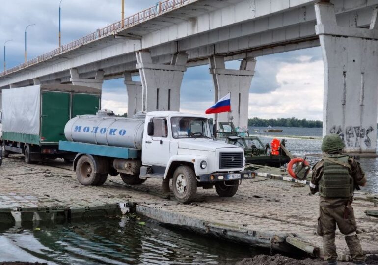 Trupele ruseşti riscă să rămână blocate în regiunea Herson după bombardarea podurilor de acces