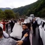 Blocați pe Valea Oltului, nişte nuntaşi au încins sârba în stradă şi au ajuns viral (Video)