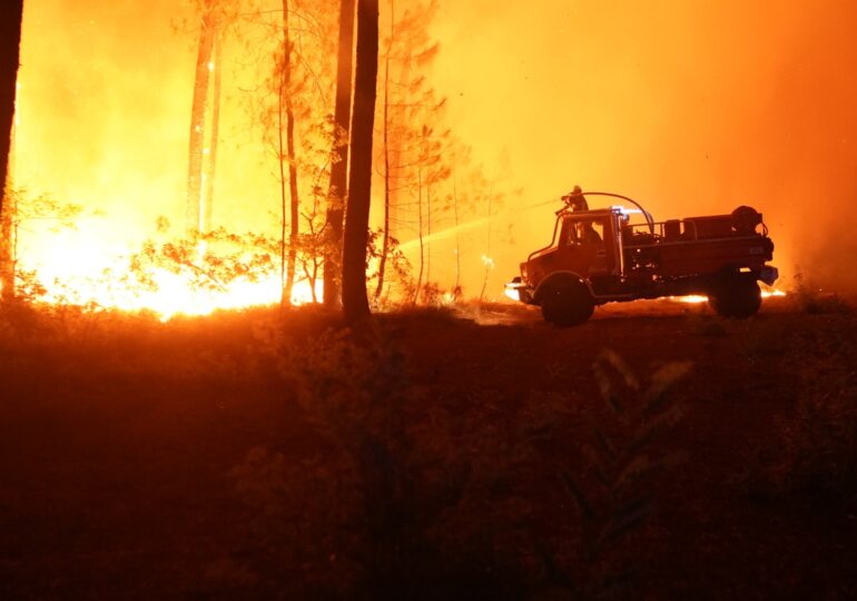 Imagini apocalitice cu incendiul „monstruos" de lângă Bordeaux. Românii trimit în ajutor zeci de pompieri (Video)