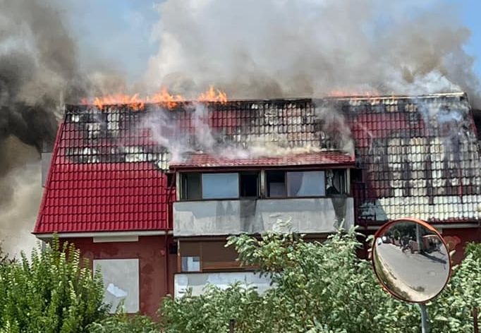Incendiu puternic la un bloc din Popeşti-Leordeni  (Video)