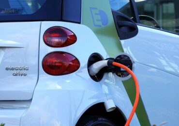 Criza carburanților din Rusia stimulează cererea pentru mașinile electrice chinezești