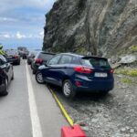 Trafic de coșmar pe Transfăgărășan, din cauza turiștilor care și-au lăsat mașinile în drum. Mesaj ironic al poliţiei (Galerie Foto)