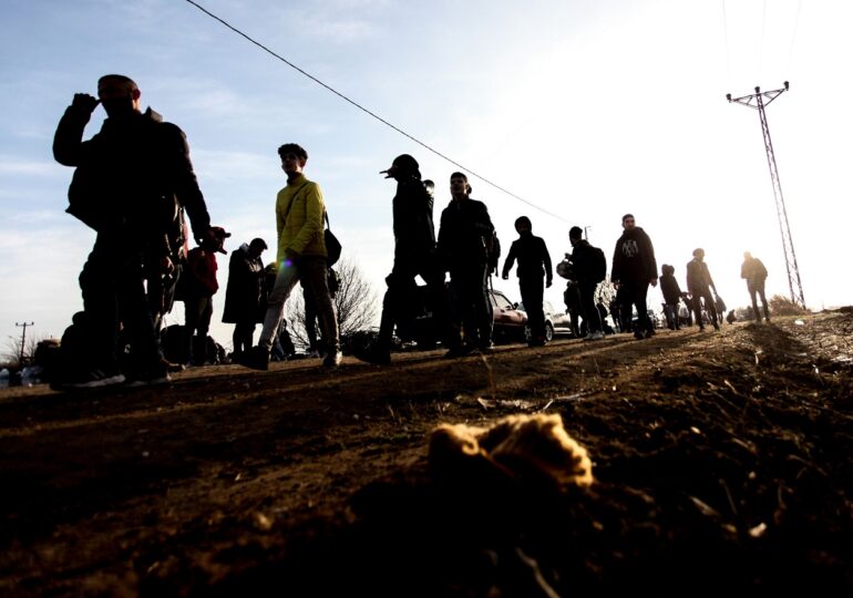 Zeci de migranți au naufragiat pe o insulă pustie. Turcia și Grecia își pasează vina, după ce un copil a murit (Video)