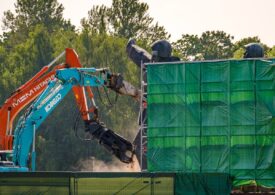 Protest în Letonia la demolarea unui monument sovietic. Mai mulți oameni au fost arestați după ce au cântat Katyusha (Video)