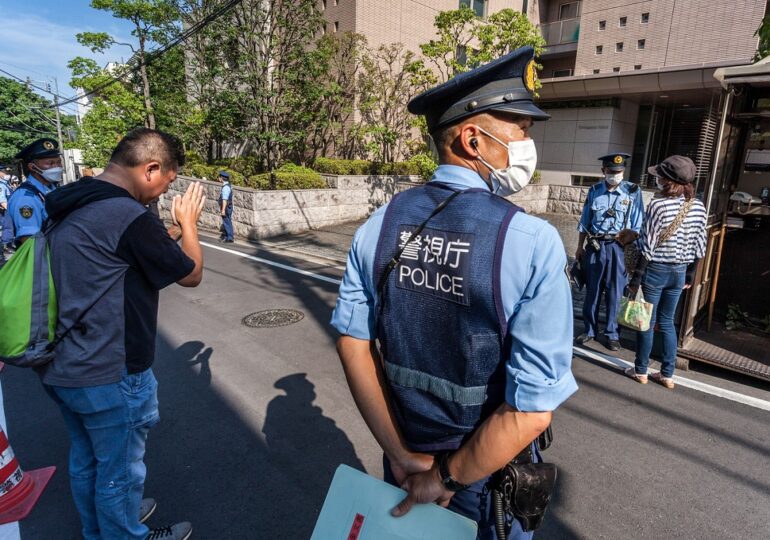 Un polițist din Japonia a pierdut documente despre anchete importante după ce s-a îmbătat și a adormit pe stradă