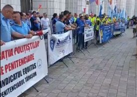 Poliţiştii protestează la Ministerul Finanţelor: Ne-a ajuns cuţitul la os! (Video)
