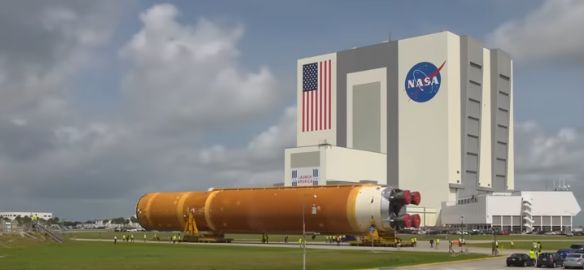 Noua rachetă NASA e pregătită să fie lansată către Lună peste 12 zile (Foto)