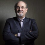 Atacatorul lui Salman Rushdie e glorificat în presa din Iran. Povestea celor 33 de ani de când a fost condamnat la moarte în această țară