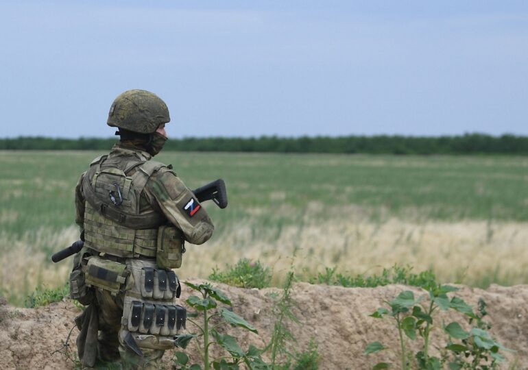 Un soldat rus a fost capturat de ucraineni după ce a plecat să caute băutură și s-a rătăcit (Video)