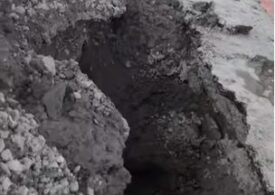 O întreagă stradă din Mărășești, reabilitată în 2021, s-a surpat lăsând în urmă cratere (Video)