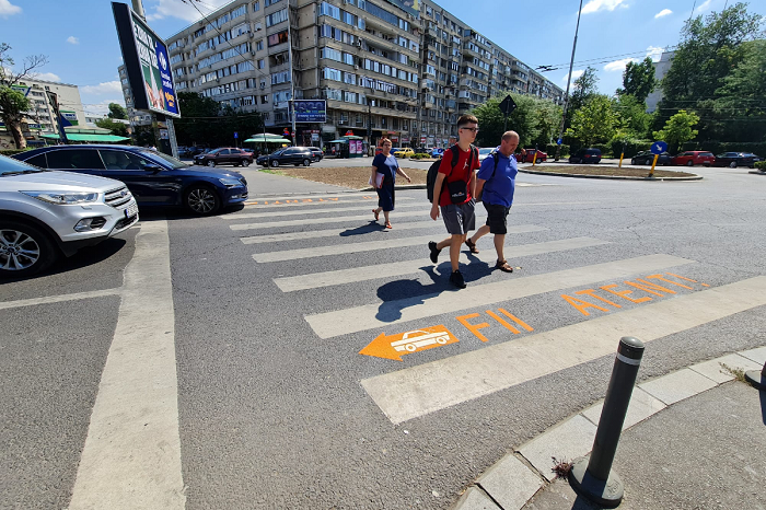 Noi marcaje în București care să atenționeze persoanele care traversează cu ochii în telefon