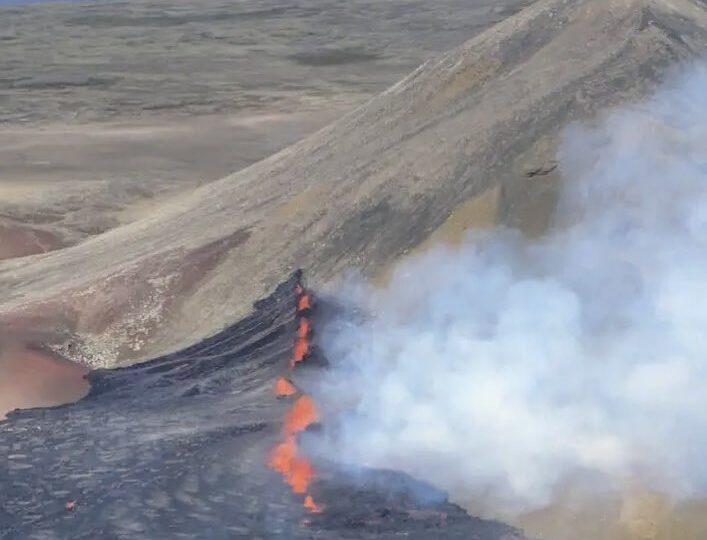 Un vulcan a erupt în apropiere de capitala Islandei (Foto & Video)