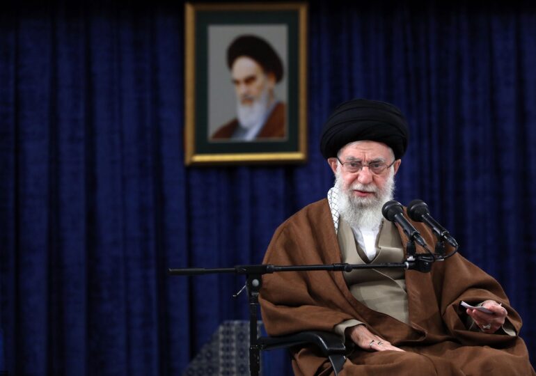 În tot haosul, în Iran se dă şi o luptă pentru putere. Ayatollahul Khamenei fie e pe moarte, fie a murit