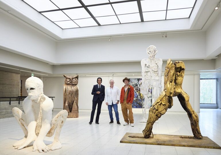 Brad Pitt s-a apucat de sculptură: Actorul și-a expus pentru prima oară lucrările într-o galerie de artă (Foto)