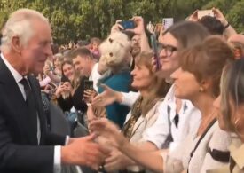 Prima întâlnire a regelui Charles al III-lea cu oamenii adunați în fața Palatului Buckingham: de la strângeri de mâini la pupături (Video)